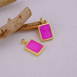 Pendentif Quartz Druzy Rose avec Lunette Rectangle Plaqué Or Texturé Charme Gras pour Bijoux de Déclaration et Fournitures de Bricolage en Gros - Product Image 3