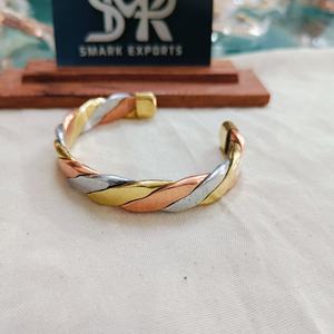 Bracelet jonc torsadé magnétique en cuivre, trois tons, ajustable, manchette ouverte, artisanat métallique fait main, motif corde poli, finition solide, traditionnel - Product Image 1