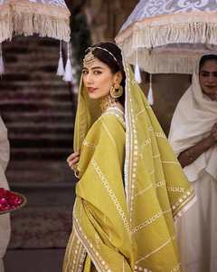 Lehenga Choli de mariée multicolore pour femmes avec broderie lourde tenue de fête de mariage indien pakistanais en gros - Product Image 4