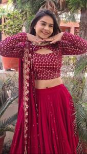 โชลีเลียงก้าสีแดงที่ยอดเยี่ยมพร้อมนักออกแบบอินเดียดูปัตต้าพร้อมสวมใส่ปาร์ตี้สวมเย็บปักถักร้อยลี้นก้าโชลีด้วยงานลําดับ - Product Image 2