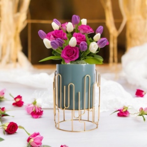 Pot de fleurs géométrique au design moderne avec support en fil d'or pour l'affichage élégant de plantes d'intérieur et les pots de décoration de bureau à domicile - Product Image 6