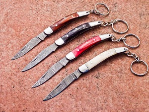 Lote de 4 cuchillos plegables de bolsillo de acero de Damasco hechos a mano personalizados-con llavero regalo para tu hermano. - Product Image 3