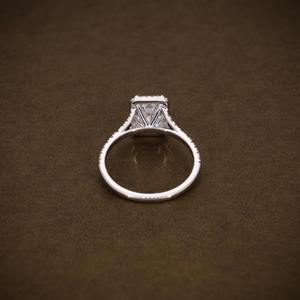 Anillo de Compromiso con Diamante Cultivado en Laboratorio, Corte Esmeralda, 2.28 CTW, Oro Blanco Sólido de 18K, F VVS1 VVS2, Anillo con Halo de Diamantes Certificados - Product Image 2