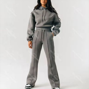 Ensemble de survêtement pour femme avec logo personnalisé, comprenant un sweat-shirt à capuche court et un pantalon de jogging à jambe droite, en tissu polaire. - Product Image 1