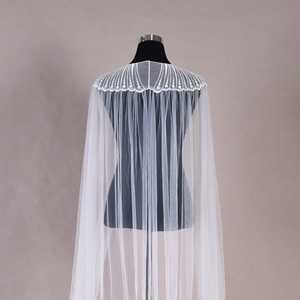 Robes de bal élégantes Bridella VG24-I en maille blanche, légères, avec manches à épaules dénudées, pour mariages, bals de fin d'année, événements formels, design confortable - Product Image 2