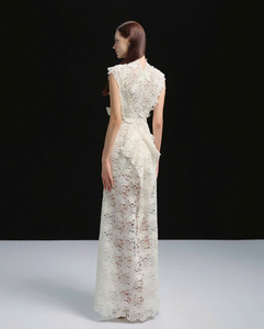 Robe de soirée longue en dentelle blanche de classe aristocratique, col haut, élégante, détail de nœud à la taille, standard royal, fabriquée au Vietnam - Product Image 4