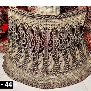 Lehenga ผ้ากำมะหยี่สำหรับงานแต่งงานสุดชิคพร้อมงานปักเลื่อมหลายชั้นแบบตาข่ายยาวผลิตจากโรงงานสำหรับงานปาร์ตี้ - Product Image 2