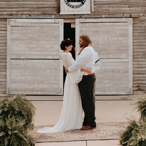 Robe de mariée sans bretelles en dentelle, robe de bal moderne avec traîne chapelle, matériaux personnalisables pour les mariées - Product Image 1
