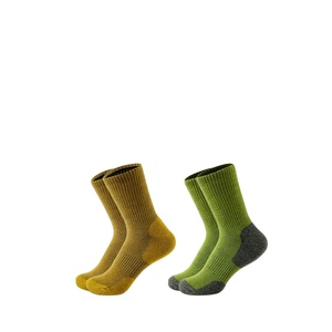 Calcetines largos transpirables de algodón sólido para hombre para negocios y deportes al aire libre estilo Harajuku con logotipo en la parte inferior - Product Image 5