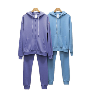 2025 ropa de invierno de alta calidad al por mayor 100% poliéster transpirable Casual chándales sudaderas con capucha logotipo personalizado Hombres estilo sólido - Product Image 1