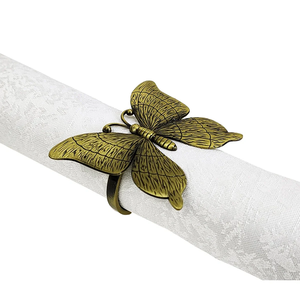 Anneaux de serviette finis gravés en laiton rustique feuille d'or en relief Design anneau de serviette fait à la main en laiton antique - Product Image 6