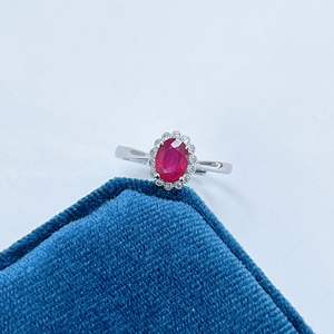 Encantador anillo de Plata de Ley 925 con un rubí natural con baño de platino <span class=keywords><strong>en</strong></span> un elegante corte ovalado - Product Image 5