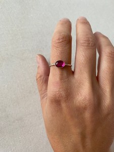 Calcedonia fucsia 7x9mm Ajuste de bisel ovalado minimalista eternidad Vermeil anillo apilable sólido Plata de Ley 925 joyería fina - Product Image 5