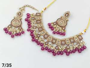 Derniers bijoux indiens de mode exclusifs collier de pierres et de perles de CZ de mariage lourd avec boucles d'oreilles, couvre-chef pour femmes - Product Image 3