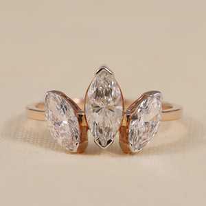 Bague de fiançailles à trois pierres en diamant de laboratoire taille marquise en argent sterling et or avec clarté VS1 - Product Image 3