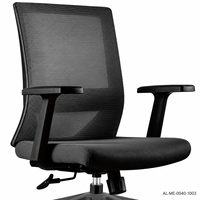 Chaise de bureau moderne noire à dossier en maille avec siège rembourré et accoudoirs en T sur base à cinq étoiles pour les espaces de travail des employés