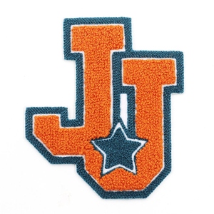 Écusson de broderie en chenille personnalisé Écusson thermocollant de qualité supérieure pour vêtements en plastique PVC en forme d'alphabet Service OEM disponible - Product Image 1