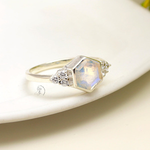 แหวนเงินสเตอริงสีรุ้งมูนสโตนแหวนพลอยพลอยสีรุ้งทรงหกเหลี่ยมแหวนเงินสเตอริง - Product Image 4