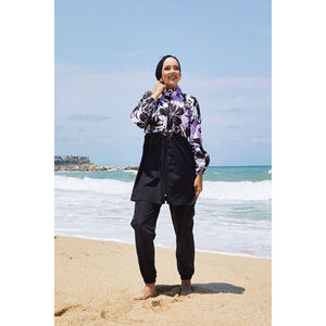 Traje de baño modesto con estampado floral lila y cintura fruncida - Product Image 1