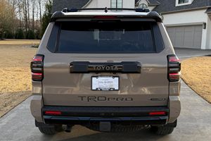Toyota 4Runner TRD Pro Turbo Hybride 4 cylindres, 4x4, différentiel arrière autobloquant, faible kilométrage, modèle 2025, en parfait état - Product Image 5