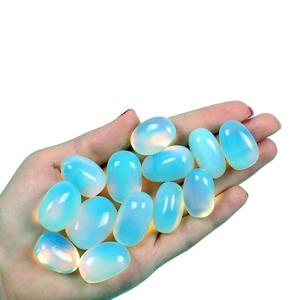 Venta al por mayor a granel Opalite Crystal Tumbled Stones Reiki Chakra Gemstone Pebble Agate Técnica de curación grabada - Product Image 5