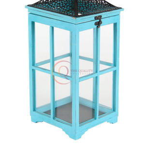 ส่องสว่างบ้านของคุณด้วยโคมไฟตกแต่งที่หรูหรานี้ที่มีตัวถังไม้สีฟ้าอ่อนและแผงกระจกที่สลับซับซ้อน - Product Image 1