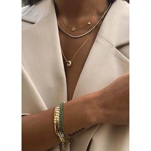 Collier asymétrique avec initiale unique en diamant - Product Image 4
