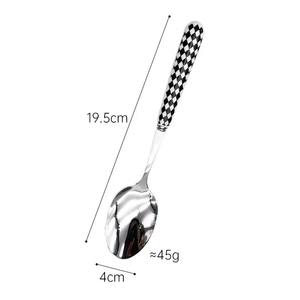 Ensemble de couverts élégant avec manche blanc et motif noir pour la présentation en cuisine, la salle à manger familiale, les repas, les fêtes et le service des invités - Product Image 6