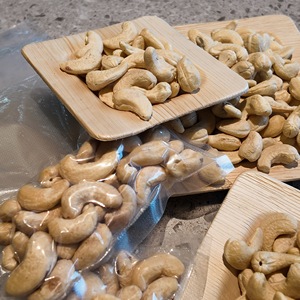 Nueces de Anacardo Orgánicas de Vietnam USDA/EU W180 Premium, Nueces Blancas Enteras para la Elaboración de Alimentos y Suministro a Granel - Product Image 1