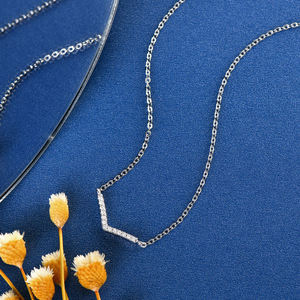Collier pendentif en argent sterling 925 avec moissanite, forme en V incurvée, minimaliste et simple, tendance pour femmes, fabriqué par un fabricant de bijoux - Product Image 5