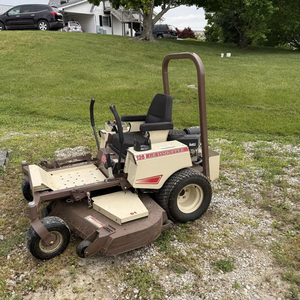 Tondeuse à gazon Grass-hopper 126V avec roues pour un entretien facile de la pelouse à vendre - Product Image 1