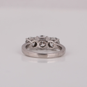 Bague de fiançailles personnalisée à trois pierres, diamant rond de laboratoire, argent sterling plaqué or, cadeau luxueux pour un anniversaire - Product Image 4