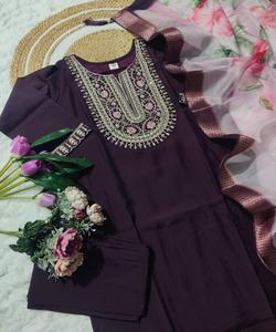 Chinon Top Bottom Dupatta Set Diseñador Ropa étnica con bordado elegante y detalles impresos a bajo precio Kurta - Product Image 2