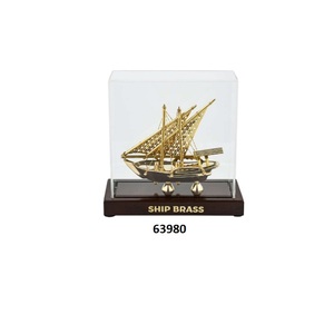 Pièce maîtresse de bateau en laiton massif doré de haute qualité avec Base en bois Navire en laiton décoratif pour la maison Salon et décor de bureau - Product Image 1