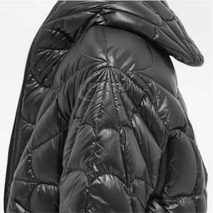 เสื้อแจ็คเก็ตพัฟเฟอร์แบบมีฮู้ดสำหรับผู้ชายสั่งทำขายส่ง ผ้าไนลอนเคลือบเงาแบบเย็บติดกัน เสื้อผ้าฤดูหนาวสไตล์สตรีทแวร์ทันสมัย พร้อมโลโก้สั่งทำ ปี 2026 - Product Image 5