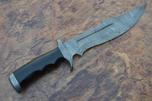 MANCHE MICRTA EN ACIER DAMAS FAIT MAIN SUR MESURE BEAU COUTEAU BOWIE DE CHASSE AVEC GAINE EN CUIR par COUTEAUX MAKER. - Product Image 2