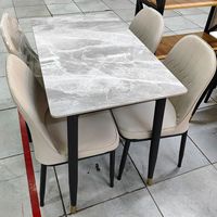 Table à manger contemporaine en marbre avec structure métallique et six chaises rembourrées - Ensemble de meubles pour salon et chambre à coucher pour appartement et maison