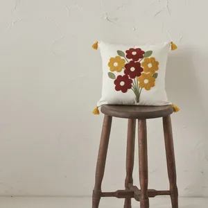 Funda de Cojín Decorativa con Diseño de Ramo de Flores Coloridas y Ecológicas, Sin Relleno - Product Image 1