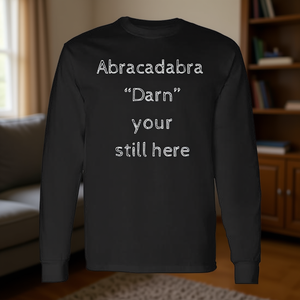 Camiseta de Manga Larga con Diseño de Humor Abracadabra, Camiseta con la Frase 'Tú Estás Aún Aquí', Producto Promocional Novedoso - Product Image 3