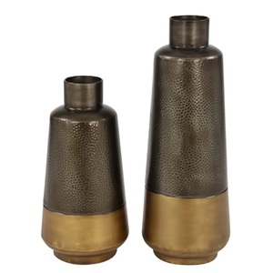 Ensemble de 2 vases à fleurs en métal de couleur dorée de conception lourde de la meilleure conception de qualité supérieure décoratifs avec des dimensions de 6x5,7x5,7 cm - Product Image 2