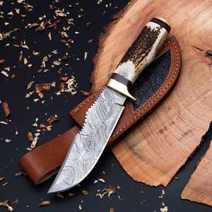 Cuchillo de asta forjado a mano de acero damasco hecho a mano personalizado a granel, cuchillo con mango de ciervo, cuchillo de caza Tang Completo con mango de cuerno de ciervo - Product Image 1
