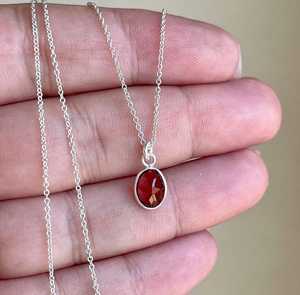 Collar ovalado de granate con engaste de bisel, pequeño, minimalista, para superposición, en plata de ley 925, piedra de nacimiento de enero, tributo de amor y afecto - Product Image 3