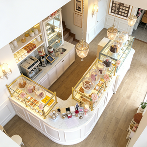 متجر حلويات راقية يعرض علب عرض زجاجية مزينة بالذهب وحوامل كيك زجاجية - Product Image 3