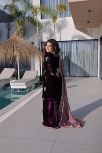 Ensemble Kurta de fête et de mariage en velours de soie brodé violet, fait à la main, extensible et réversible - Product Image 2