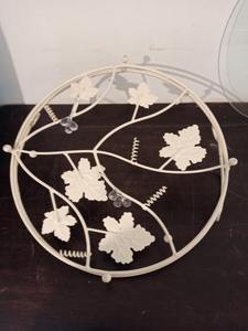 Base para Pastel Decorativa de Metal Blanco con Diseño de Hojas y Tapa de Cristal, Exhibición Elegante, Perfecta para Pasteles, Cupcakes, Repostería y Eventos - Product Image 6