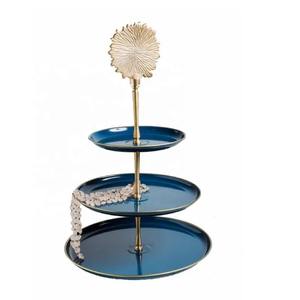 Plateau à succès, à deux étages, brillant sous une lumière douce, transformant une simple présentation de nourriture en une œuvre d'art culinaire - Product Image 6