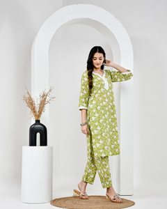 Ensemble Kurta et pantalon en coton imprimé à la main à motifs floraux pour femmes, tenue ethnique indienne formelle pour la vente en gros et l'exportation, haut pour tous les jours - Product Image 3