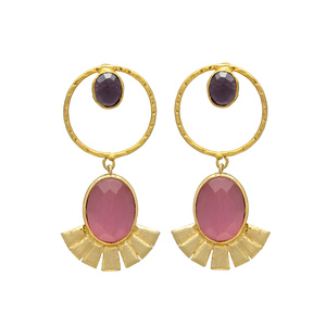 Recién llegado, Pendientes colgantes de diseñador en tono dorado con hermosos pendientes de latón con piedras preciosas de Calcedonia rosa de diseño auténtico - Product Image 1