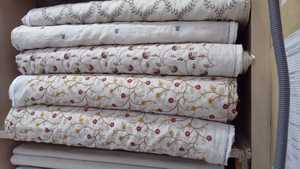 Tissus de lin brodés sur mesure dans des motifs assortis disponibles sur des rouleaux idéaux pour les créateurs de vêtements pour la revente - Product Image 2