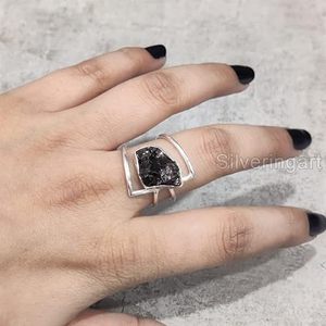 Anillo de Plata de Ley 925 con Granate Natural, Piedra Natalicia de Enero, Doble Banda, Regalo de San Valentín, Joyería Hecha a Mano - Product Image 3